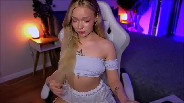 Lily Yin online show from April 2, 6:00 am