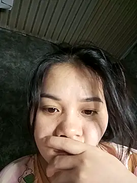 Ngoc-Trinh online show from May 3, 4:54 pm
