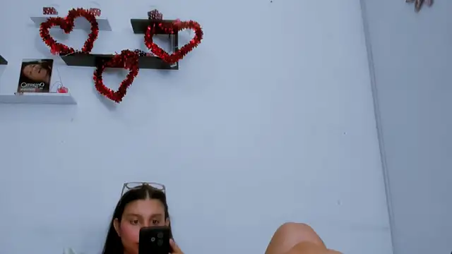 Alyson0001 online show from April 16, 9:39 pm