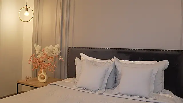 IrisBaker online show from April 16, 10:23 pm