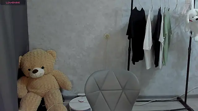 Diana twerk online show from May 8, 1:25 pm