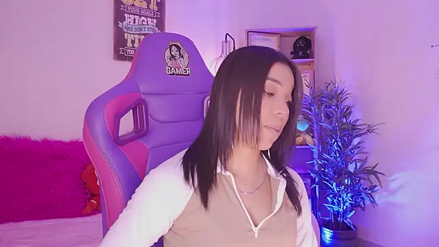 madelyn rose  online show from March 14, 2:45 am