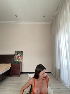 Hott Lolla online show from March 15, 11:45 am