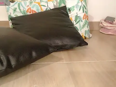 staylor29 online show from March 27, 12:01 am