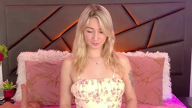 MaryDeniro online show from April 10, 8:15 pm