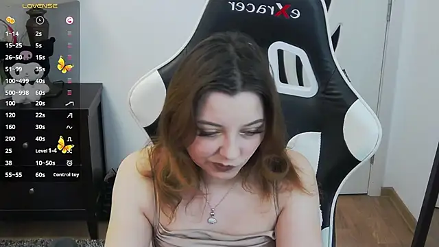 pretty little thing online show from April 25, 5:21 pm