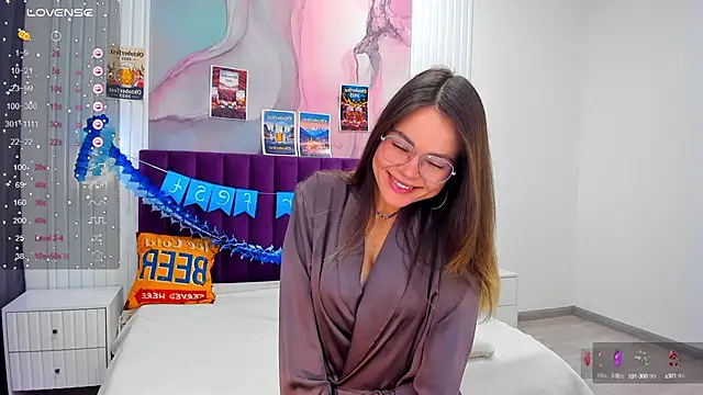 Kelly Cuutie online show from October 3, 1:00 am