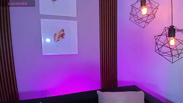 Nahiajhonson  online show from April 18, 12:07 pm