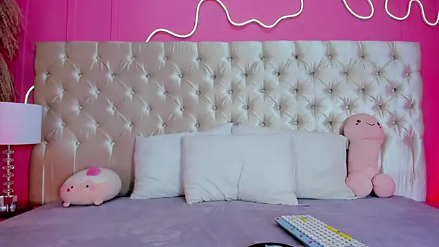 Julieta Cortes   online show from March 14, 11:55 am