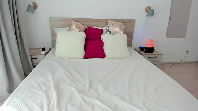 KateRedgar online show from April 10, 8:31 am