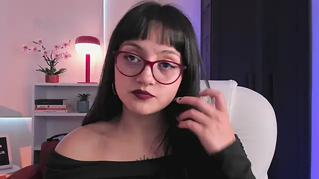 nahiapaws online show from April 4, 8:40 pm