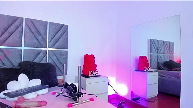 Laura Dicardy online show from March 31, 8:09 pm