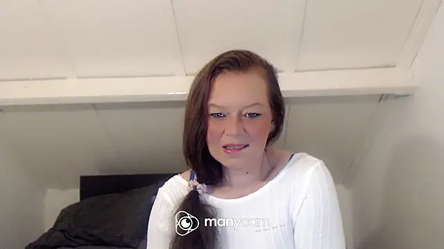 Snapshot of roxanna24 chatting on February 22, 7:04 pm roxanna24 online show from February 22, 7:04 pm