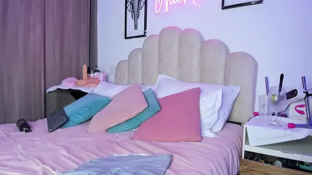 NaomiAsha online show from March 31, 9:04 pm