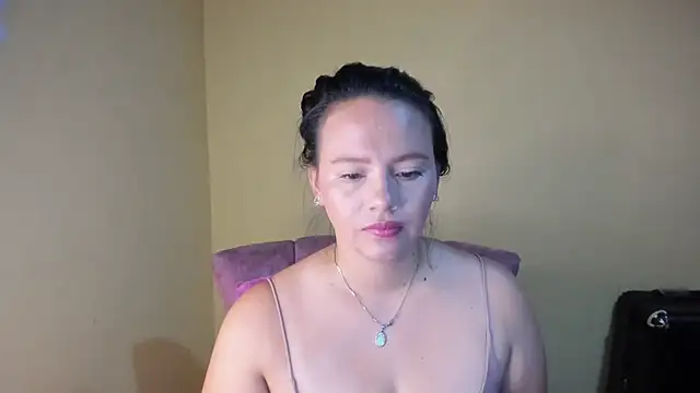 lauraguzman online show from March 28, 3:06 am