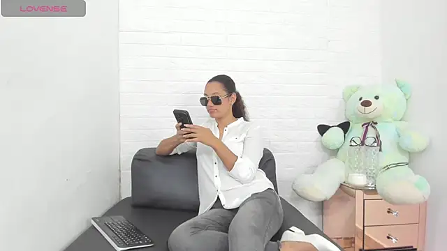 nathally roses online show from March 29, 12:31 am