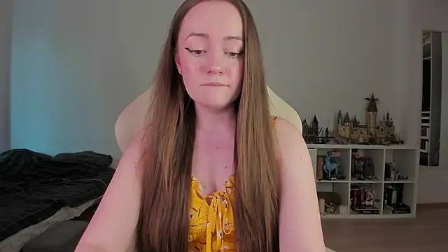 WalkingGirl online show from March 20, 3:39 pm