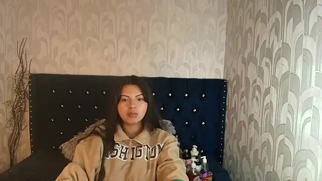 CarolineBrunx online show from May 18, 3:05 am