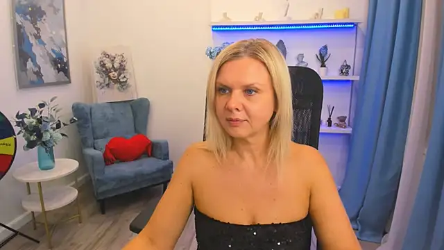 AgathaKlouin online show from April 16, 7:35 pm