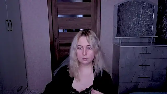 Kristy-Max online show from April 28, 2:27 am