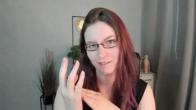 emmaxDelight online show from April 10, 6:30 am