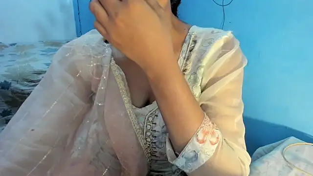 aarjulove online show from March 18, 5:40 pm