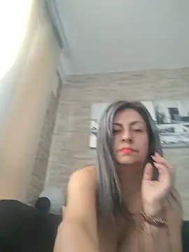Latiinvenushot online show from May 17, 2:49 pm