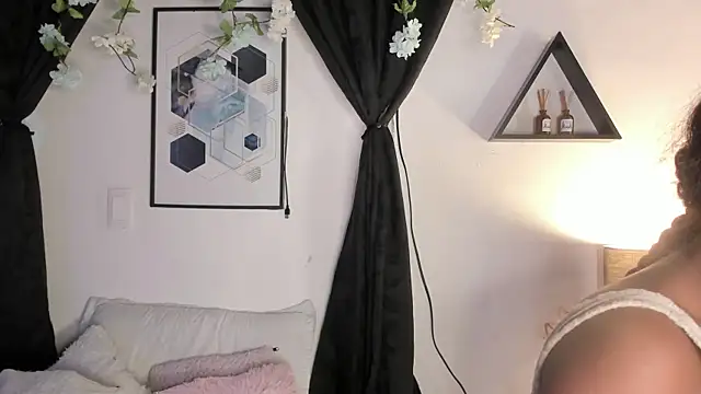 Khenta Michells online show from April 8, 10:28 am