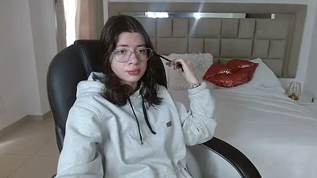 zoecruzz online show from November 17, 3:24 pm