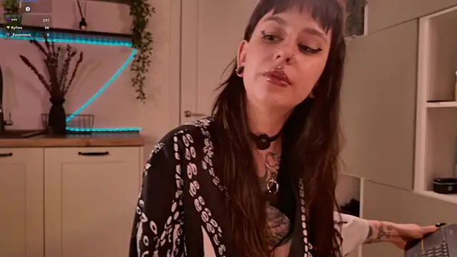 MichaellaMoon online show from May 31, 6:03 pm