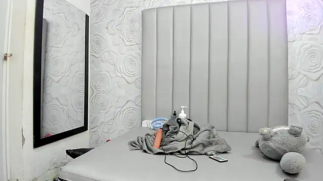 AlexaFoxy18 online show from April 3, 7:06 am