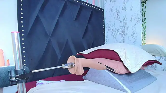 Naia x online show from April 8, 8:00 pm