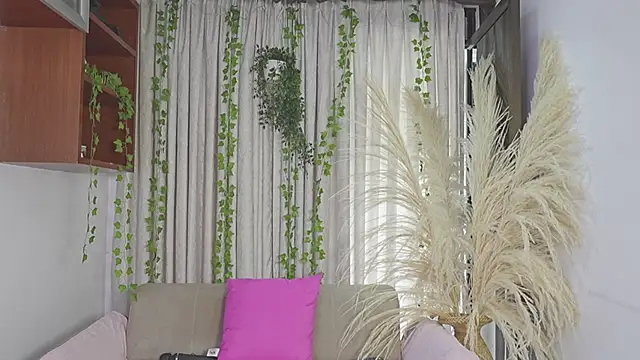 HannaRhodes online show from April 8, 3:25 pm