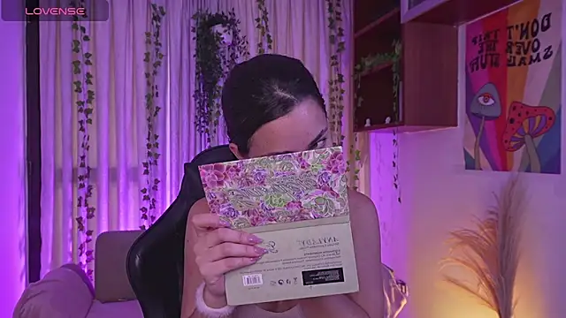 HannaRhodes online show from March 6, 3:29 pm