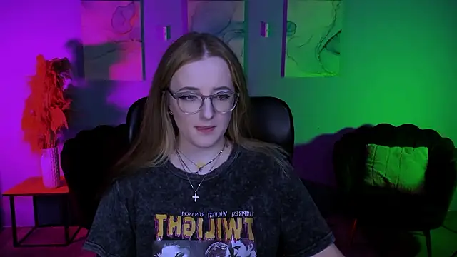 luna berryy online show from March 31, 7:25 pm