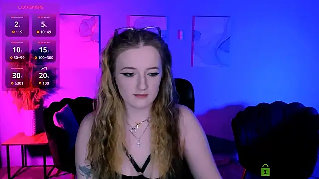 luna berryy online show from April 7, 7:27 pm