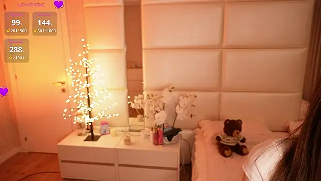 Lilly Colins online show from March 14, 7:48 pm