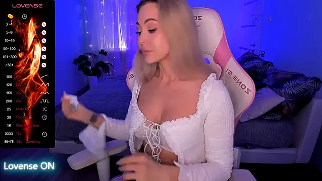 AdeleRoberts online show from March 17, 5:44 am