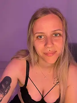 lunawolf21 online show from May 6, 6:17 am