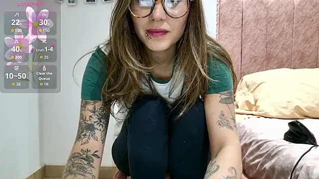 Emmy petit online show from March 13, 1:51 am