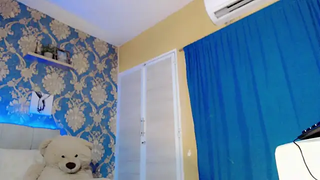 nicoledollts online show from April 4, 4:28 pm