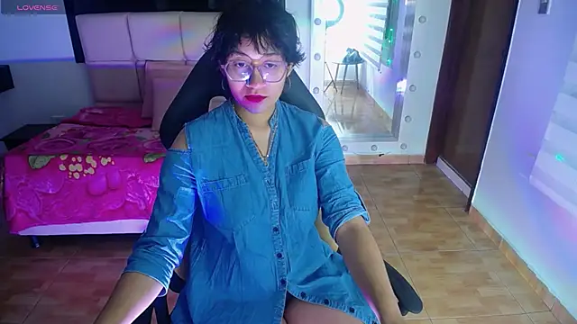 Lili Gomez  online show from January 11, 1:27 pm