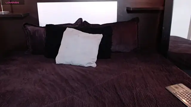 Liiamthompson online show from April 11, 9:13 am