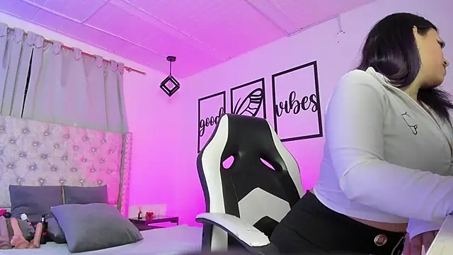 nicolee millerr online show from April 18, 12:29 pm