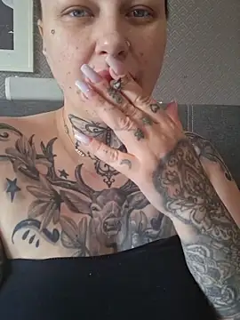 CannabisQueenn online show from April 10, 7:25 am