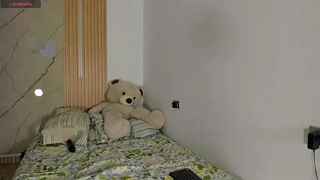 flor herrera01 online show from April 1, 7:09 am