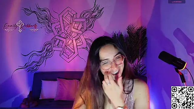 Emmi Roberts online show from June 10, 11:58 pm