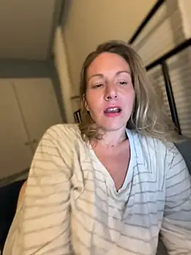 LittleMsMILF online show from March 29, 5:28 am