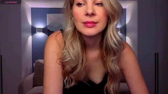 MelanieBennett online show from April 4, 6:34 am