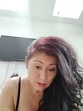 lunadicty online show from August 5, 5:19 pm